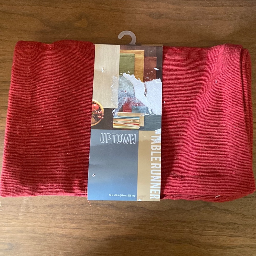 UPTOWN TOWN $ COUNTRY LIVING RED TABLE RUNNER 14”x90” 100% COTTON NEW